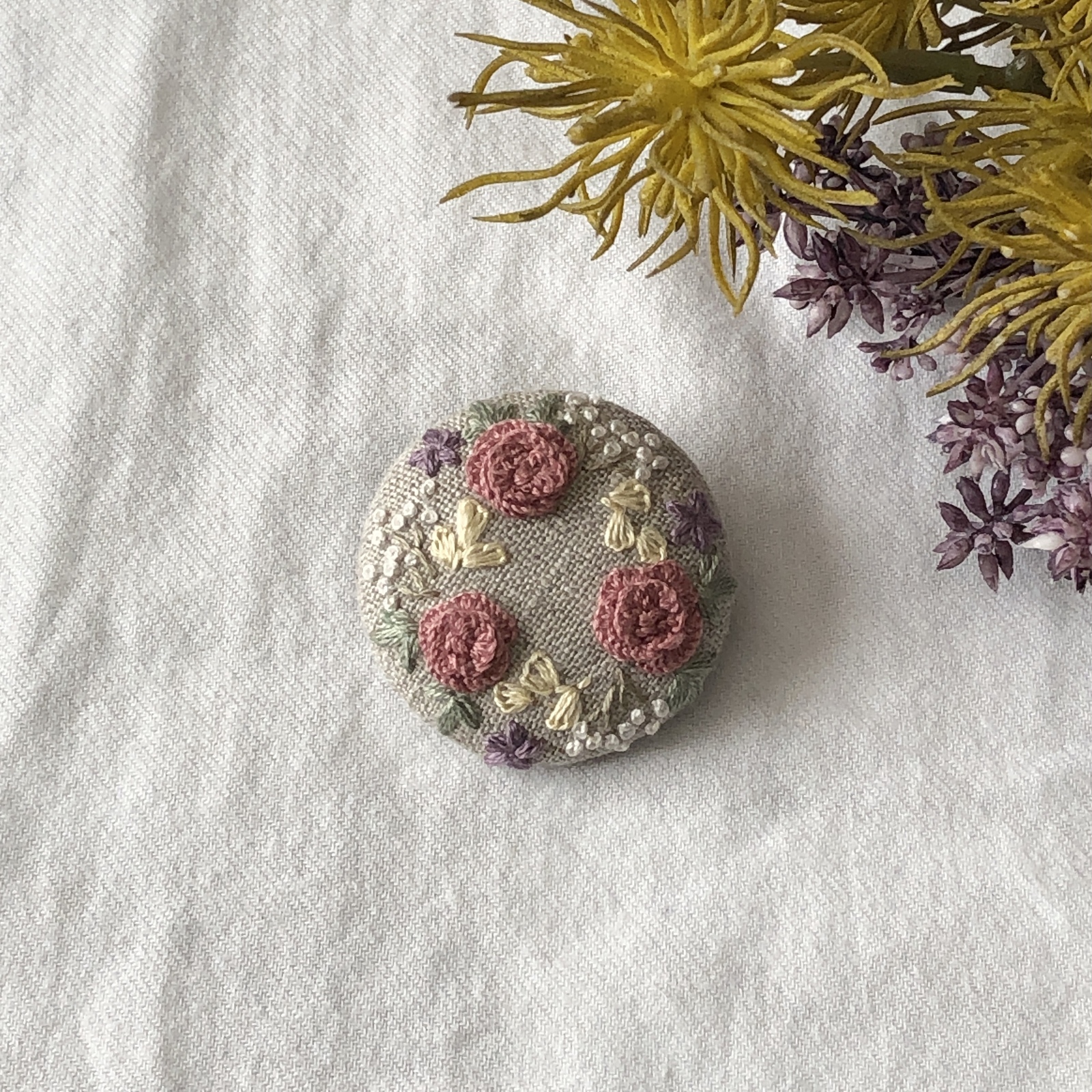 フラワーリースの刺繍くるみボタンのブローチ | minne 日本最大級のハンドメイド・手作り通販サイト フラワーリースの刺繍くるみボタンのブローチ | minne 日本最大級のハンドメイド・手作り通販サイト