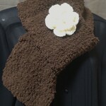スヌード・白いお花のブローチ付き(焦げ茶色)ネックウォーマー
