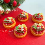 クリスマスのイチゴタルトのミニチュア