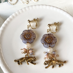 虎とチェコビーズのお花ピアス／イヤリング