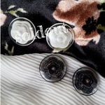 【bocciolo】お友達とお揃いモノトーン🦓🌼 煌めくグリッター お花型2カラー White/Black ピアス/イヤリング