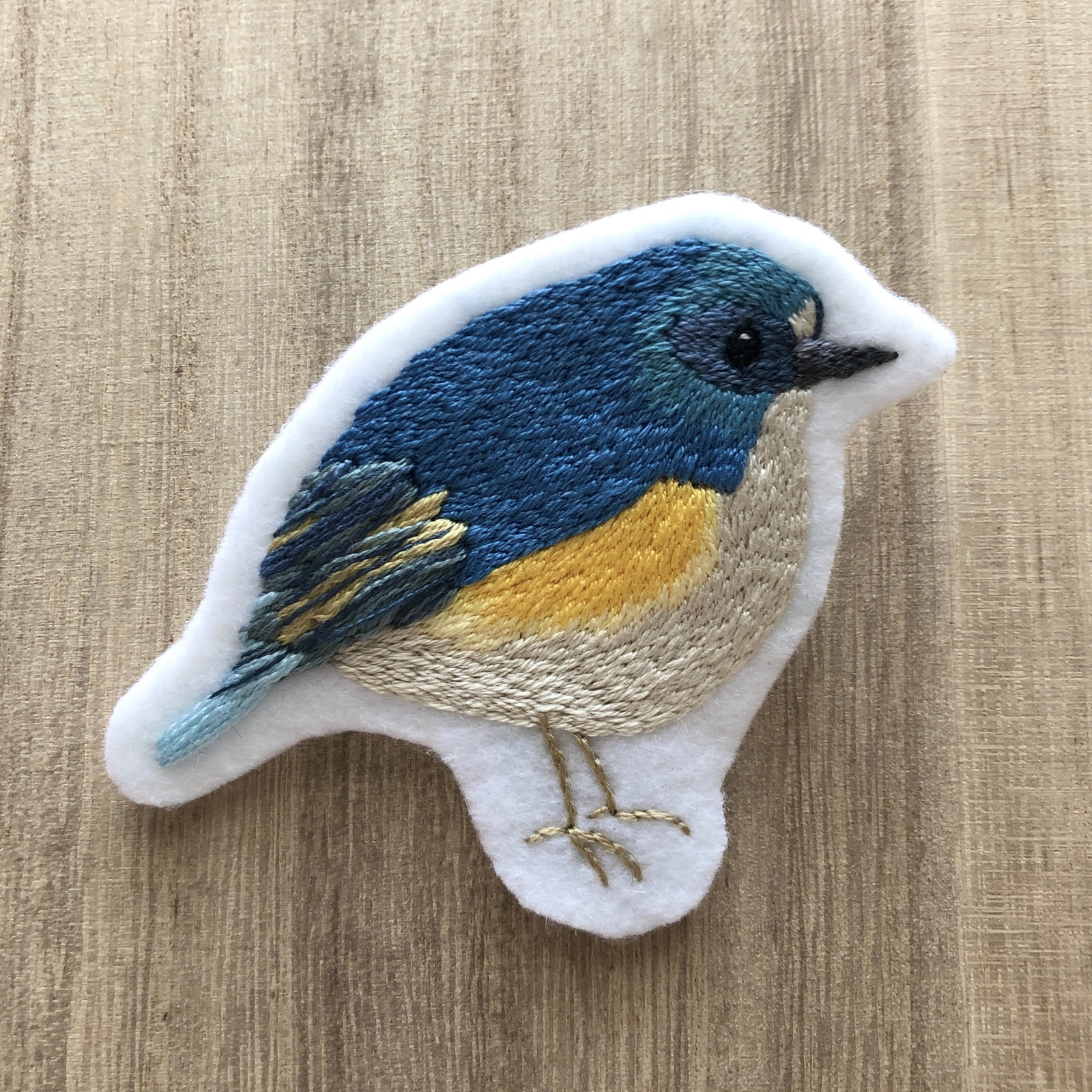 ハチとミモザ　刺繍ブローチ ふわふわミモザの刺繍ブローチ - shikisai-embroidery | minne byGMO