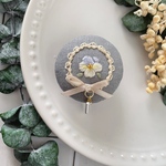 【送料無料】ビオラ×レース刺繍のポニーフック