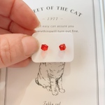 赤　四角ピアス　樹脂ピアス