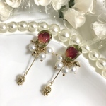 🥀ミニバラのシャラシャラパールピアス🥀 ピアス イヤリング パーツ変更 レジン ミニバラ 薔薇 揺れるピアス パール  大人可愛い 上品 冬 クリスマス ラッピング スペシャルギフト プレゼント