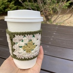 お散歩のおともに᯽手編みのコーヒースリーブ【グラニースクエア/カップスリーブ/コーヒーコゼー】
