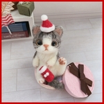 ★プレゼントねこ ～クリスマス Ver.～★サバトラ白  羊毛フェルト てのひらサイズ　ちび猫