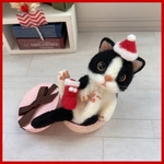 ★プレゼントねこ ～クリスマス Ver.～★白黒ハチワレ  羊毛フェルト てのひらサイズ　ちび猫