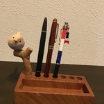 スズメの乗ったケヤキのペンスタンド   