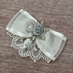 雪結晶と雪結晶バラカメオ風ジャボ付きオーガンジーダブルリボン 選べるブローチヘアクリップ 白スノーホワイト　揺れる雪結晶