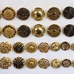 メーカー廃番品　ヴィンテージ　ジルコニア入　アンティークボタン　ゴールド系１５　（１６組３２個）　bt9-15