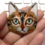 七宝焼・ひすい色の瞳のサビトラねこ