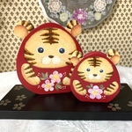 foryouオリジナル色のピンクレッドなダルマ親子の干支飾り