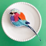 ライラックニシブッポウソウの刺繍ブローチ