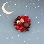 星が輝く赤い丸ブローチ（オーバル）