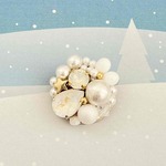星が輝く白い丸ブローチ