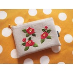 赤い椿のリネン刺繍ファスナーポーチ（フラット）