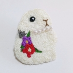 お花をつけた刺繍うさぎのブローチ