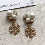 お気に入り50♡限定価格🎄煌めく❄️雪の結晶チャーム　クリスタルビジュー/ピアス　イヤリング　パーツ変更　コットンパール　パール　ホワイト　冬　雪　ギフト　およばれ　チャーム　クリスマス　