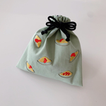 特集掲載【手刺繍】オムライス刺繍の四角い巾着【Mサイズ】