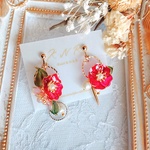 冬に映える赤とピンクの椿❀アシンメトリー　パール　イヤリング（ピアス）　