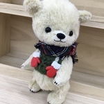 ハンドメイド　手袋モチーフベストを着たヨチヨチ歩きのベビークマテディベア風クマ🐻ぬいぐるみ