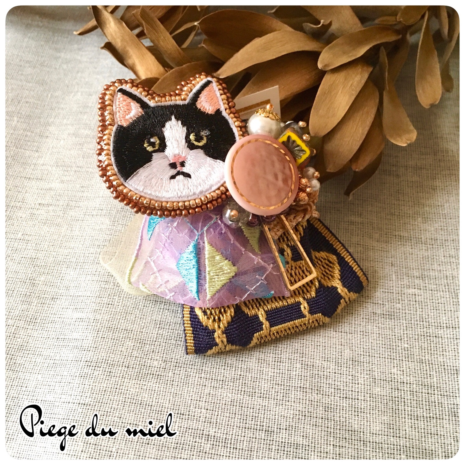 ★ブローチ★   紳士な白猫　レジン ☆ブローチ☆ 紳士な白猫 レジン