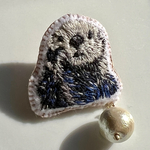 ラッコの刺繍ブローチ