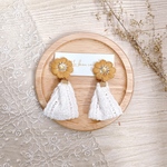 『刺繍花とタッセルのイヤリング』ベージュ×ホワイト