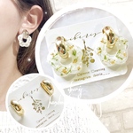 【人気No.1✨ 】\2way/ gold：White flower field【ｲﾔﾘﾝｸﾞ／ﾋﾟｱｽ】 レジン お花 ゴールド