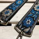 38mm幅・斜め掛け用ストラップ★ 黒ベルト×黒地に青+鈍銀の花刺繍のチロリアンテープ