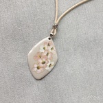 kohakoharuさま　有線七宝　淡い色合いの梅の花が優しいペンダント１　小さめ