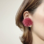 ふわもこファーとコットンパールのピアス/イヤリング[ワインレッド]
