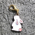 月を見ているうさぎのアクセサリー　キーホルダー