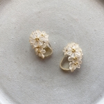 シトリンと金のふちどり花のイヤーアクセサリー