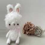 うさぎのあみぐるみ（ホワイト×ピンクリボン）