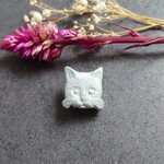 猫の顔３(シルバー)　陶土ブローチ