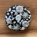 ビーズ刺繍くるみボタン（ヘアゴム/ブローチ）
