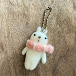 マフラーうさぎ　羊毛フエルトキーホルダー