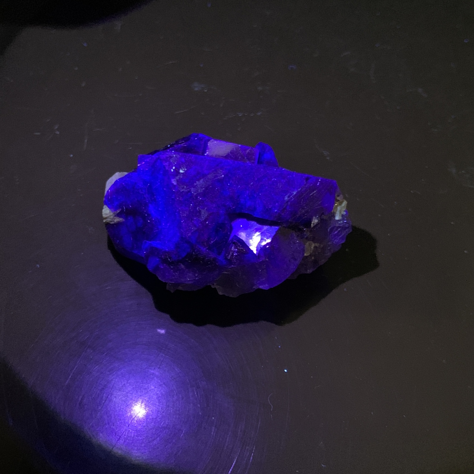 ビスマシナイト イン フローライト(Bismuthinite in Fluorite