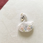 お花をみにまとった白鳥　手刺繍　ブローチ