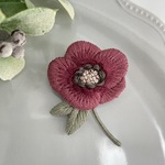 ［受注制作］クリスマスローズの刺繍ブローチ＊ダークピンク