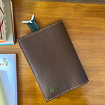 ⌘木の刺繍入り🌲🪡本革のブックカバー(しおり付き)⌘