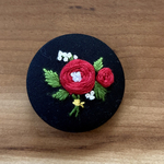 刺繍くるみボタン（ヘアゴム/ブローチ）