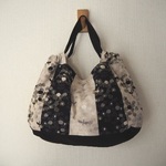 ♪モノトーン系　あじさい柄　パッチワーク　クシュクシュBAG　　♪　綿麻　黒　