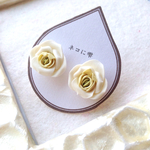 白いお花のお呼ばれピアス（イヤリング）
