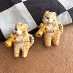 虎トランペットブローチ