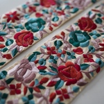 【85㎝カット済み】　インド刺繍リボン　アンティーク　デザイン 【ベージュ×レッド・グリーン】