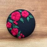 刺繍くるみボタン（ヘアゴム/ブローチ）