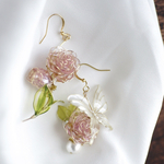 ゆらゆら揺れる薔薇と蝶の耳飾り